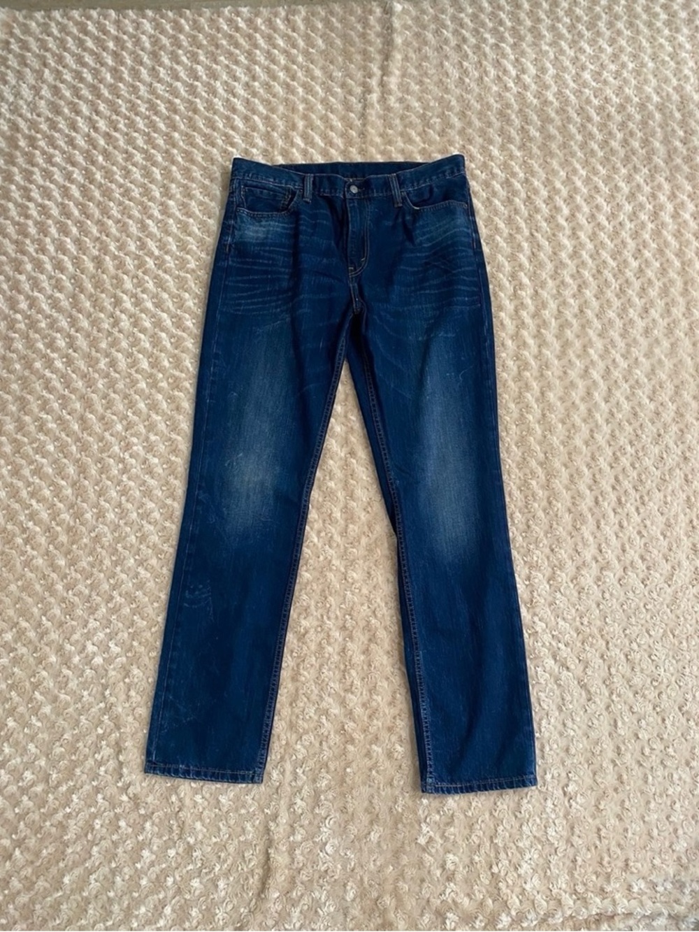 Levi's denim Men 38X34 Jeans in a dark wash